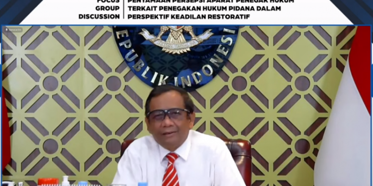 Menteri Koordinator Bidang Politik, Hukum, dan Keamanan, Mahfud MD, saat menjadi pembicara kunci diskusi terfokus bertajuk “Penyamaan Persepsi Aparat Penegak Hukum Terkait Penegakan Hukum Pidana dalam Perspektif Keadilan Restoratif” yang disiarkan secara langsung dalam kanal YouTube Kementerian Koordinator bidang Polhukam, dipantau dari Jakarta, Kamis (4/11/2021). (MASAPNEWS/ANT/Tangkapan layar)