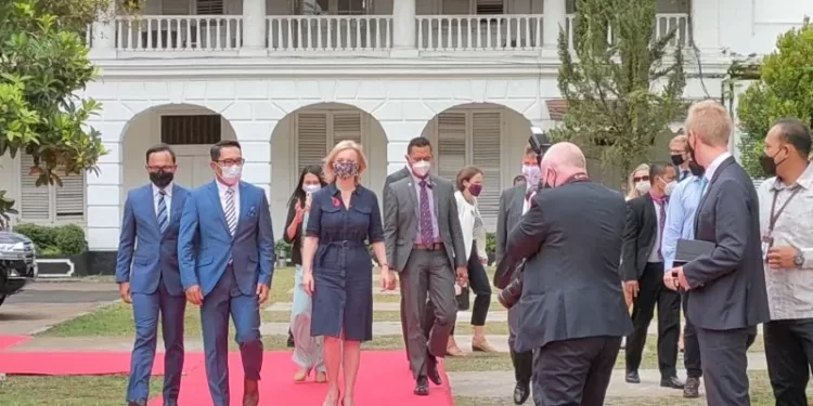 Menteri Luar Negeri Inggris Elizabeth Mary Truss atau biasa disapa Liz Truss tiba di Bogor Creative Center pada pukul 10.30 WIB yang disambut oleh Gubernur Jawa Barat Ridwan Kamil dan Wali Kota Bogor Bima Arya Sugiarto di depan area parkir Bogor Creative Center. (MASAPNEWS/ANT)
