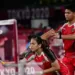 Praveen Jordan melakukan pukulan di samping pasangannya Melati Daeva Oktavianti (tengah) di pertandingan penyisihan grup bulu tangkis ganda campuran saat mereka melawan Simon Wing Hang Leung dan Gronya Somerville dari Australia pada Olimpiade Tokyo 2020 di Musashino Forest Sports Plaza di Tokyo, Jepang (24/7/2021). (MASAPNEWS/ANT/AFP)