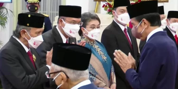 Presiden Jokowi memberikan ucapan selamat kepada para ahli waris pahlawan nasional di Istana Negara Jakarta, Rabu (10/11/2021). (MASAPNEWS/ANT/Tangkapan layar)