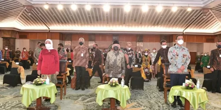 Wakil Presiden Ma'ruf Amin didampingi Menteri Ketenagakerjaan Ida Fauziyah (kiri) dan Gubernur DKI Jakarta Anies Baswedan (kanan) dalam acara penganugerahan Paramakarya Tahun 2021, di Hotel Sahid, Jakarta, Kamis (18/11/2021). (MASAPNEWS/ANT/HO-Setwapres)