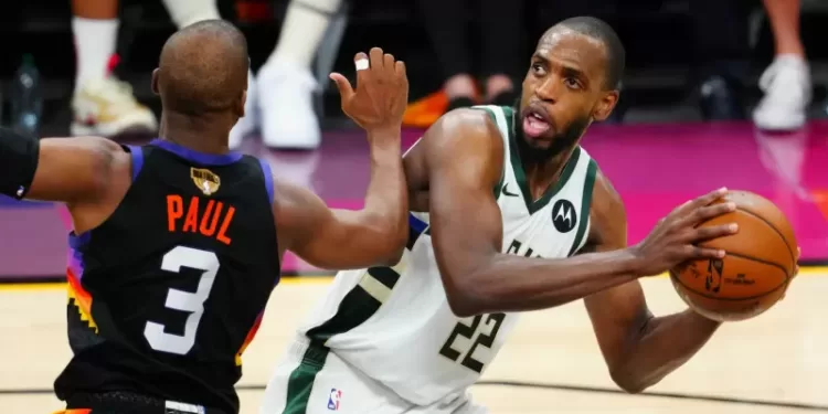 Arsip - Pebasket Milwaukee Bucks Khris Middleton (kanan) berupaya melewati penjagaan pebasket Phoenix Suns Chris Paul (kiri) dalam laga final gim kelima NBA, di Phoenix Suns Arena. Arizona, Amerika Serikat, Sabtu (17/7/2021). (MASAPNEWS/ANT/Reuters-Mark J. Rebilas -USA TODAY Sports)