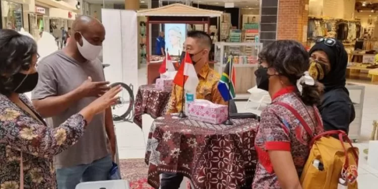 Kedutaan Besar RI di Pretoria memperkenalkan produk-produk Indonesia kepada publik Afrika Selatan melalui kegiatan in-store promotion (promosi di dalam toko) di Waterfall Mall, kota Rustenburg, provinsi North West pada Jumat (12/11/2021). (MASAPNEWS/ANT/HO-KBRI Pretoria)
