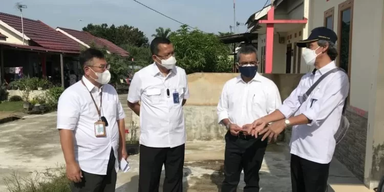Wakil Menteri Keuangan Suahasil Nazara (dua kanan) saat meninjau perumahan bersubsidi Andhika Berkah Residence III, Kabupaten Kampar, Riau, Selasa (2/11/2021). (MASAPNEWS/ANT)