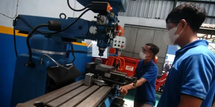 Dua pekerja menyelesaikan pembuatan komponen otomotif di Lingkungan Industri Kecil (LIK) Dampyak, Kabupaten Tegal, Jawa Tengah, Sabtu (25/9/2021). Menurut pengelola Usaha Mikro, Kecil dan Menengah (UMKM) logam itu mengaku, permintaan komponen untuk onderdil otomotif dari berbagai kota mulai bangkit. (MASAPNEWS/ANT)