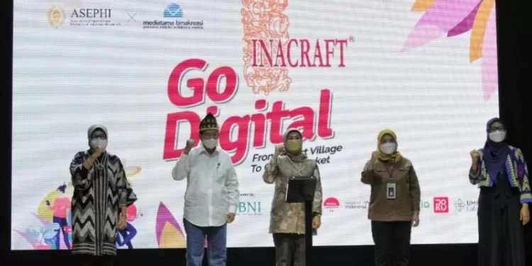 Direktur Bisnis Konsumer BNI Corina Leyla Karnalies, Ketua Umum DPP Asephi Muchsin Ridjan, Plt Direktur Jenderal Industri Kecil Menengah dan Aneka, Kementerian Perindustrian Reni Yanita, Deputi Bidang Produk Wisata dan Penyelenggara Kegiatan, Kementerian Pariwisata dan Ekonomi Kreatif Rizki Handayani Mustafa, dan Direktur Kebijakan Publik dan Hubungan Pemerintah Tokopedia Astri Wahyuni pada peluncuran INACRAFT Go Digital & Kampanye INACRAFT Digital x Tokopedia Vol 1 di Jakarta, Rabu (10/11/2021). (MASAPNEWS/ANT/HO)