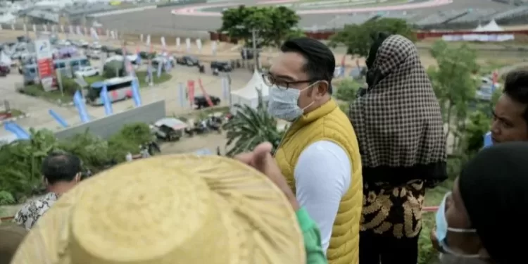 Gubernur Jawa Barat Ridwan Kamil menyaksikan sesi latihan World Superbike 2021 di Pertamina Mandalika Street Circuit, Lombok, Jumat (19/11/2021). (MASAPNEWS/ANT/HO-Humas Pemprov Jabar)