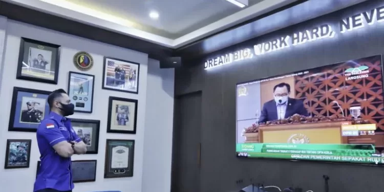 Dokumentasi: Ketua Umum DPP Partai Demokrat Agus Harimurti Yudhoyono (kiri) menyaksikan siaran Rapat Paripurna DPR RI yang mengesahkan UU Cipta Kerja di Jakarta pada Oktober 2020. (MASAPNEWS/ANT/HO-DPP Partai Demokrat)