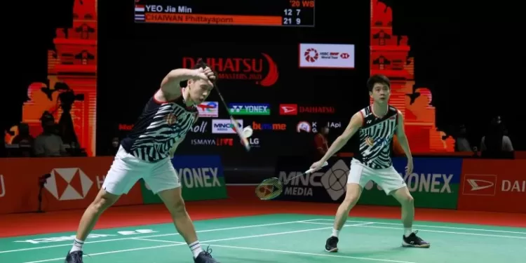 Ganda putra Indonesia Marcus Fernaldi Gideon (kiri) dan Kevin Sanjaya Sukamuljo mengembalikan kok ke ganda putra Indonesia Pramudya Kusumawardana/Yeremia Erich Yoche Rambitan pada babak perempat final Kejuaraan Indonesia Masters 2021 di Nusa Dua, Bali, Jumat (19/11/2021). (MASAPNEWS/ANT/Humas PBSI)