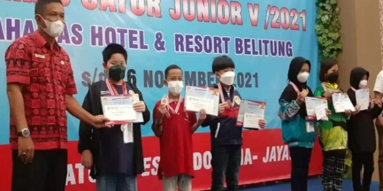 Pecatur junior Murung Raya Rafa Firjatullah (mengenakan baju merah) menerima medali perak pada Kejuaraan Nasional Catur Junior V Tahun 2021 di Provinsi Bangka Belitung, Kamis (25/11/2021). (MASAPNEWS/ANT/Dokumentasi Pribadi)