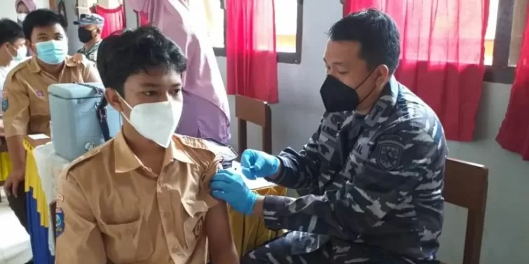 Dokumentasi personel TNI AL memvaksin pelajar di Belitung, Provinsi Kepulauan Bangka Belitung. (MASAPNEWS/ANT)
