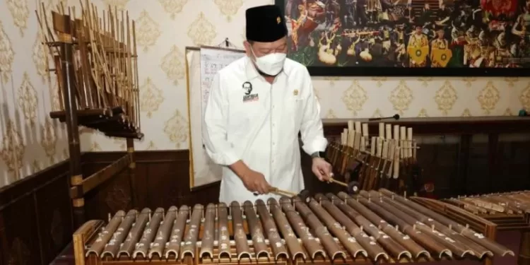 Arsip - Ketua DPD RI AA La Nyalla Mahmud Mattalitti bermain angklung saat mengunjungi Command Centre Kabupaten Sumedang pada 21 Agustus 2021. (MASAPNEWS/ANT/HO-Dok DPD RI)