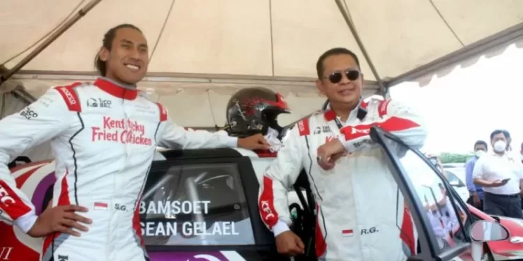 Pebalap Sean Gelael (kiri) berpose bersama Ketua MPR RI yang juga Ketua Umum PP IMI Bambang Soesatyo (kanan) yang didapuk menjadi navigator pada Kejurnas Sprint Rally di Meikarta, Sabtu (27/11/2021). (MASAPNEWS/HO/dok. Tim Sean Gelael)