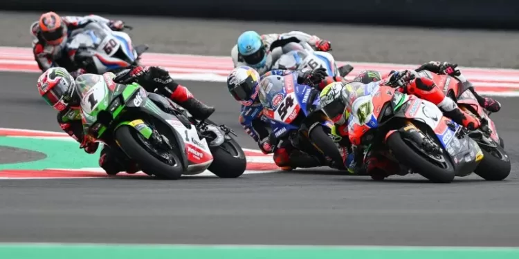 Pebalap Kawasaki Racing Team WorldSBK Jonathan Rea (kiri) melaju di depan pebalap Motocorsa Racing Alex Bassani (kanan) dan pebalap Pata Yamaha With Brixx WorldSBK Toprak Razgatlioglu (tengah) saat balapan pertama (race 1) WSBK seri Indonesia 2021di Pertamina Mandalika International Street Circuit, Lombok Tengah, Nusa Tenggara Barat (NTB), Minggu (21/11/2021). (MASAPNEWS/ANT)