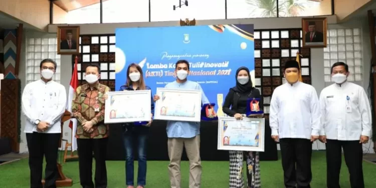Kepala Badan Penelitian dan Pengembangan Kementerian Dalam Negeri Agus Fatoni (dua kiri) di Lomba Karya Tulis Inovatif (LKTI) tingkat nasional yang diselenggarakan Pemerintah Kota Tangerang, Senin (15/11/2021). (MASAPNEWS/ANT/HO-Puspen Kemendagri)