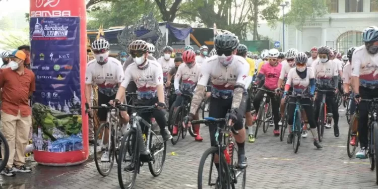 Ganjar Pranowo dan Gibran Rakabuming Raka saat mengikuti Tour de Borobudur XII. (MASAPNEWS/ANT/HO-Pemkot Surakarta)