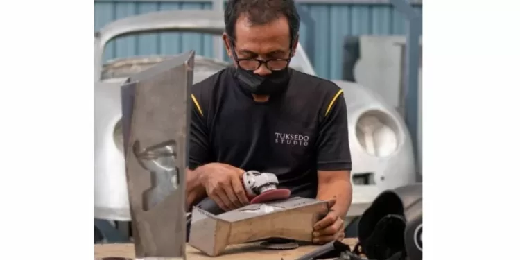 Piala World Superbike 2021 buatan seniman Bali. (MASAPNEWS/ANT/HO)