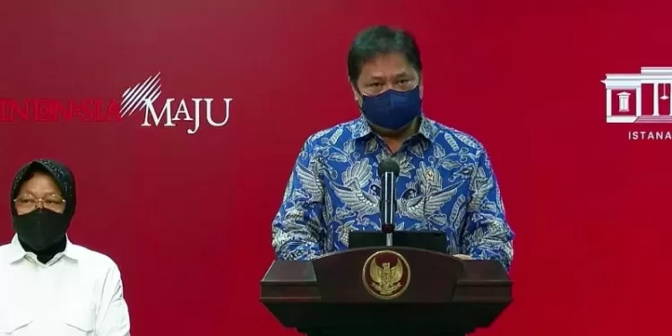 Menko Perekonomian Airlangga Hartarto saat memberikan keterangan pers seusai Rapat Terbatas, di Istana Kepresidenan, Jakarta, Kamis (18/11/2021). (MASAPNEWS/ANT/Tangkapan layar)