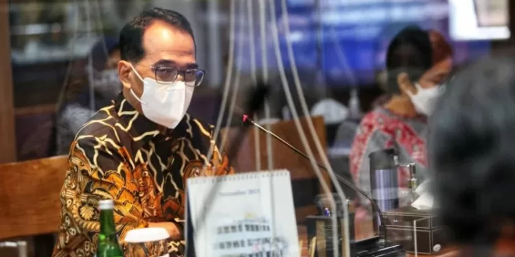 Menteri Perhubungan Budi Karya Sumadi dalam pertemuan dengan Duta Besar RI untuk Brunei Darussalam, Sujatmiko guna membahas perkembangan dan peningkatan konektivitas transportasi darat, laut, maupun udara antara Indonesia dengan Brunei Darussalam, dalam rangka memulihkan konektivitas antara negara ASEAN yang terdampak pandemi Covid-19, pada Jumat (5/11). (Kementerian Perhubungan)