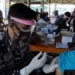 Anggota TNI menyuntikan vaksin COVID-19 kepada warga Kota Batam Kepulauan Riau. (MASAPNEWS/ANT)