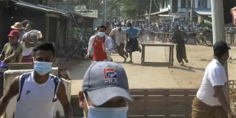 Arsip foto - Sejumlah pengunjuk rasa berhamburan saat kepolisian membubarkan aksi protes menentang kudeta militer di Kota Naypyitaw, Myanmar, Jumat (26/2/2021). (MASAPNEWS/ANT)