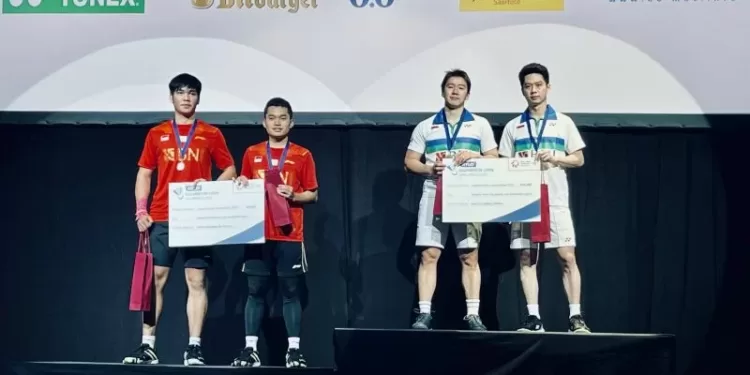 Ganda putra juara Hylo Open 2021 Marcus Fernaldi Gideon/Kevin Sanjaya Sukamuljo (kanan) dan runner up Leo Rolly Carnando/Daniel Marthin (kiri) berpose di atas podium di Saarbrucken, Jerman, Minggu (7/11/2021). (MASAPNEWS/ANT/HO-PP PBSI)