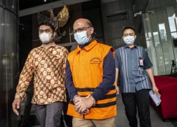 Kepala Bidang Pendaftaran, Ekstensifikasi dan Penilaian Kanwil DJP Sulawesi Selatan, Barat dan Tenggara (Sulselbartra) Wawan Ridwan (tengah) mengenakan rompi tahanan KPK berjalan keluar usai menjalani pemeriksaan di Gedung KPK, Jakarta, Kamis (11/11/2021). (MASAPNEWS/ANT)