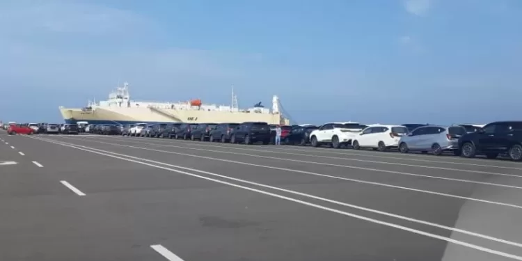 Sejumlah mobil sedang antri masuk kapal di Pelabuhan Patimban, Subang, Jawa Barat. (MASAPNEWS/ANT/HO-Ditjen Perhubungan Laut, Kemenhub)