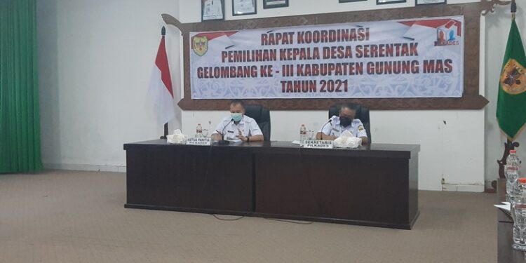 Bupati Gumas Jaya S Monong (kiri) didampingi Kepala DPMD Kabupaten Gumas Yulius saat memimpin rakor Pilkades Serentak Gelombang III, di ruang rapat lantai 1 kantor bupati, Rabu (3/11/2021). (MASAPNEWS/GCM)