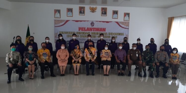 Ayah Genre Kalteng, Jaya S Monong, Bunda Genre Kalteng, Mimie Mariatie Jaya S Monong dan lainnya bersama pengurus Genre Indonesia Cabang Kabupaten Gumas periode 2021-2023, di Kuala Kurun, Kamis (18/11/2021). (MASAPNEWS/GCM)