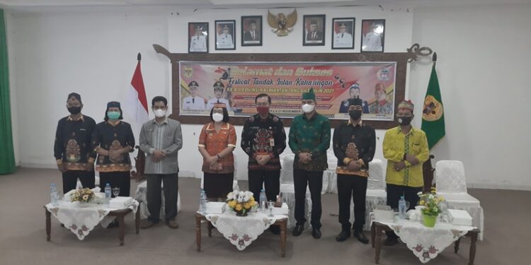 Wabup Gumas Efrensia L.P Umbing bersama Ketua Kontingen Kabupaten Gumas Naro dan lainnya saat mengikuti pembukaan FTIK ke X secara virtual, di ruang rapat lantai 1 kantor bupati, Jumat (19/11/2021). (MASAPNEWS/GCM)