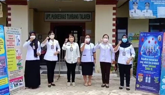 Kepala UPT Puskesmas Tumbang Talaken Srilastari bersama para pegawai Puskesmas