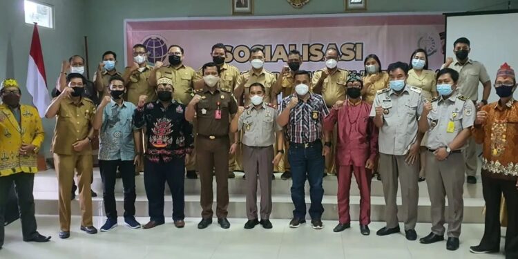 Kepala BPN Kabupaten Gumas Ferdinan Adinoto bersama narasumber, peserta sosialisasi, dan lainnya berfoto bersama usai kegiatan di Kuala Kurun, Selasa. (Foto : BPN Gumas)