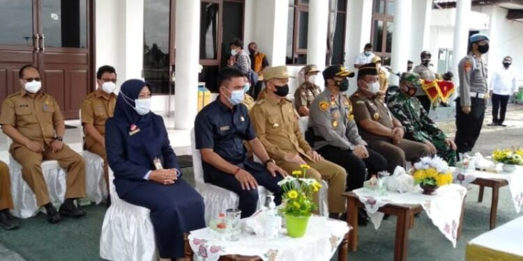 Wakil Ketua I DPRD Kabupaten Gumas, Binartha bersama Bupati Jaya S Monong dan lainnya saat pelepasan pendistribusian logistik Pilkades Serentak, di halaman kantor bupati, Senin (15/11/2021). (Foto : Diskominfosantik Kabupaten Gumas)