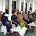 Wakil Ketua I DPRD Kabupaten Gumas, Binartha bersama Bupati Jaya S Monong dan lainnya saat pelepasan pendistribusian logistik Pilkades Serentak, di halaman kantor bupati, Senin (15/11/2021). (Foto : Diskominfosantik Kabupaten Gumas)