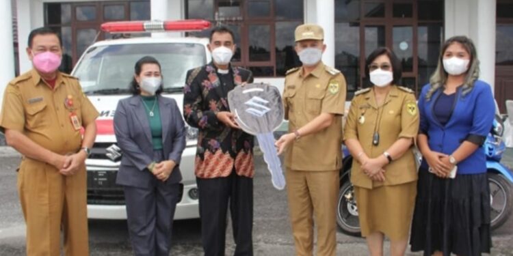 Bupati Gumas Jaya S Monong didampingi Wabup Efrensia L.P Umbing, Sekda Yansiterson, Wakil Ketua II DPRD Gumas Neni Yuliani, dan Aggota DPRD Gumas Rayaniatie Djangkan menyerahkan mobil jenazah dan dua unit sepeda motor kepada Resort GKE Kuala Kurun yang diterima oleh Ketua Resort GKE Kuala Kurun Pdt Edison B Kuni, S.Th, di Kuala Kurun, Senin (1/11/2021). (Foto : Diskominfosantik Gumas)