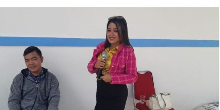 Putri Panggung yang nama aslinya Endutsi saat diundang manggung pada sebuah acara di Kuala Kurun, Kamis (25/11/2021). (MASAPNEWS/HY)