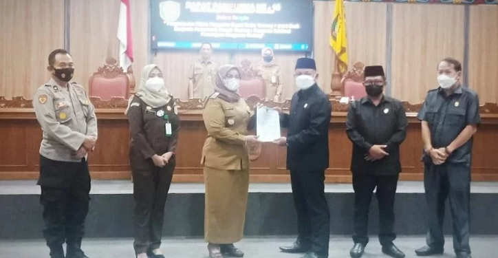Wakil Bupati Irawati menyerahkan draf Raperda tentang Retribusi Persetujuan Bangunan Gedung kepada Wakil Ketua DPRD Kotawaringin Timur Rudianur dalam rapat paripurna, Senin (15/11/2021). ANT/IST