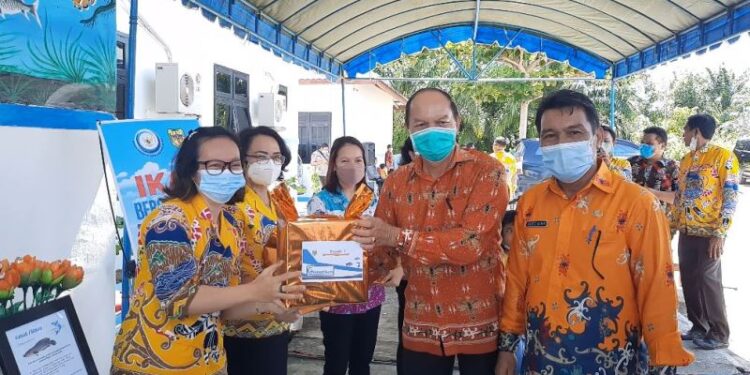 Asisten I Setda Gumas Lurand didampingi Kepala DPKP Kabupaten Gumas Hansli Gonak menyerahkan hadiah kepada para juara lomba memasak serba ikan antarbidang di DPKP setempat, Kamis (25/11/2021). (MASAPNEWS/GCM)