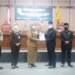 Wakil Bupati Irawati menyerahkan draf Raperda tentang Retribusi Persetujuan Bangunan Gedung kepada Wakil Ketua DPRD Kotawaringin Timur Rudianur dalam rapat paripurna, Senin (15/11/2021). ANT/IST