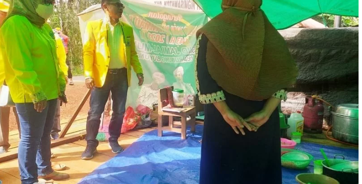 Anggota Fraksi Golkar DPRD Kabupaten Kotawaringin Timur Darmawati saat mengunjungi korban banjir di Desa Patai Kecamatan Cempaga, Minggu (21/11/2021). ANT/IST