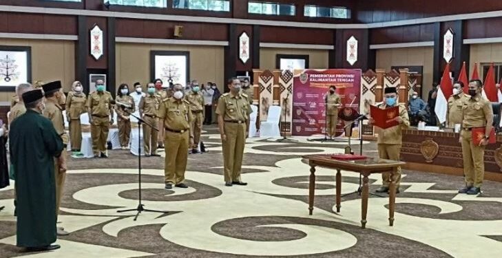 Gubernur Kalimantan Tengah Sugianto Sabran melantik para pejabat pimpinan tinggi pratama, pejabat administrator dan pejabat fungsional di lingkup pemerintah provinsi, Palangka Raya, Selasa, (30/11/2021). (ANT)