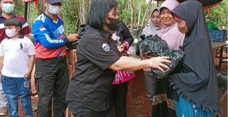 Ketua DPRD Kotawaringin Timur Rinie menyerahkan bantuan kepada korban banjir di Kecamatan Cempaga Hulu, Minggu (22/11/2021). ANT/IST