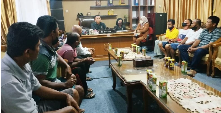 Unsur pimpinan DPRD Kotawaringin Timur menerima keluhan perwakilan sopir yang kini menganggur karena tidak ada angkutan material imbas penertiban galian C, Senin (22/11/2021). ANT/IST