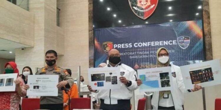 Direktorat Tindak Pidana Siber Bareskrim Polri mengadakan konferensi pers pengungkapan kasus kejahatan seksual anak melalui game online di Gedung Bareskrim Polri, Jakarta Selatan, Selasa (30/11/2021). (ANT)