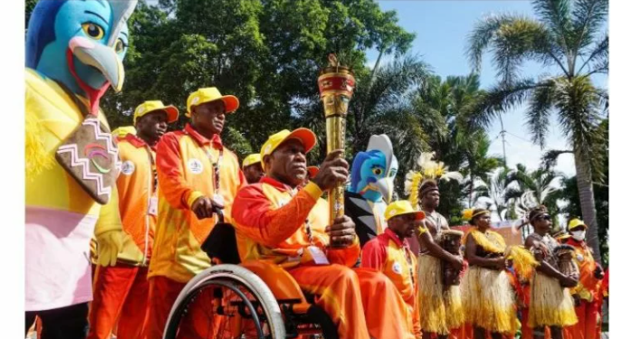 Lifter Papua Oktovianus F. Itlay (dua kiri) membawa obor api Peparnas XVI Papua bersama masyarakat adat di Kantor Bupati Jayapura, Gunung Merah, Kabupaten Jayapura, Papua, Selasa (2/11/2021). ANT/IST.