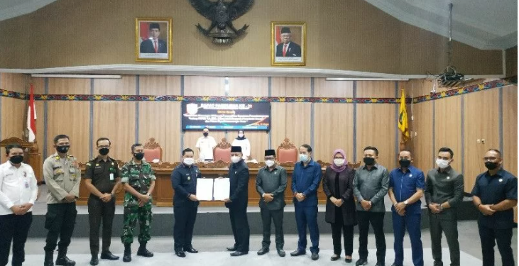 Bupati Halikinnor menyerahkan berita acara penandatanganan persetujuan bersama Rancangan APBD 2022 Kabupaten Kotawaringin Timur kepada Wakil Ketua I DPRD Rudianur dalam rapat paripurna DPRD, Rabu (24/11/2021). ANT/IST