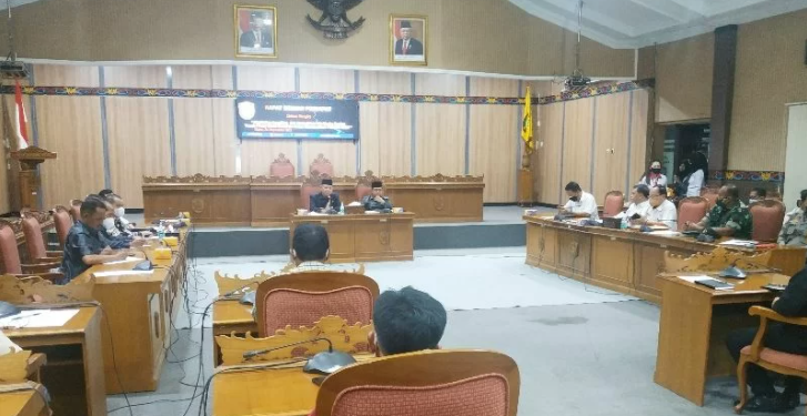 Suasana rapat dengar pendapat DPRD membahas masalah galian C dan dampaknya terhadap pengusaha dan sopir di Kotawaringin Timur, Rabu (24/11/2021). ANT/IST