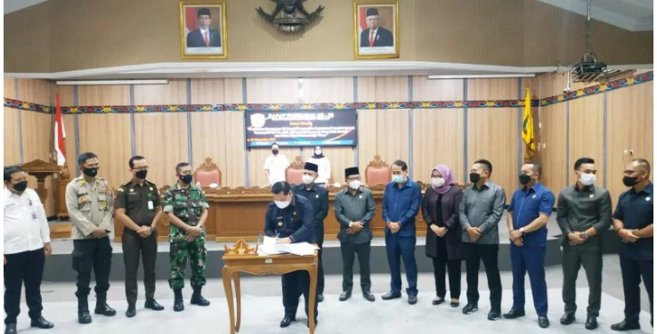 Bupati Halikinnor menandatangani persetujuan bersama Raperda tentang Ketertiban Umum dan Ketenteraman Masyarakat bersama pimpinan DPRD, Rabu (24/11/2021). ANT/IST