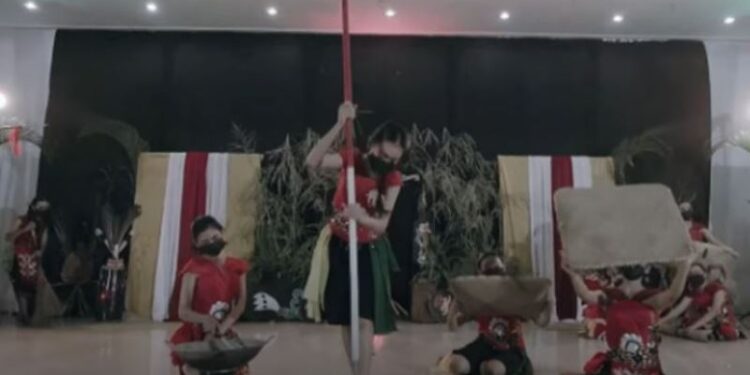 Tangkapan layar PKD Kabupaten Gumas yang menampilkan tradisi ‘Harubuh Manugal’ telah ditayangkan di kanal YouTube ‘Budaya Saya’, Selasa (16/11/2021) pukul 12.00 WIB. (MASAPNEWS/YouTube/@Budaya Saya/GCM)